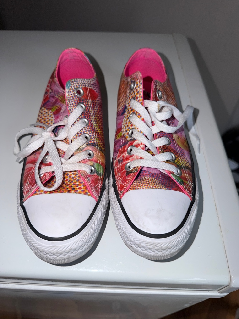 (USED-gently) Women’s Converse low top Pink Multicolor Sneakers size 8